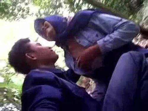 Bokep Jilbab Ngentot Istri Teman Di Kebun